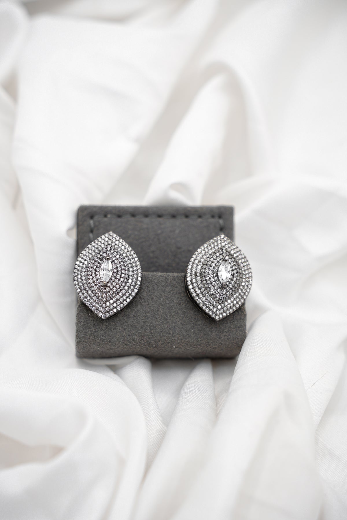 Noir Èlan Studs
