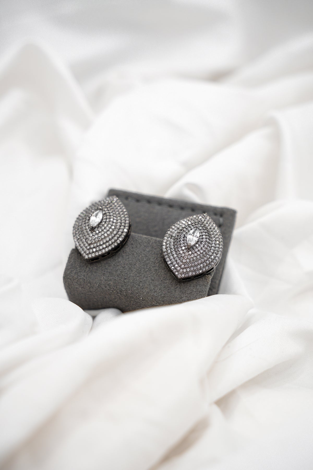 Noir Èlan Studs